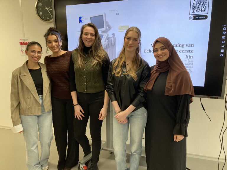 De studenten op de foto zijn Ebrar Budak, Kayleigh van der Brugge, Rimaal Al Hasnawi, Alia Atif en Myrthe Slag.